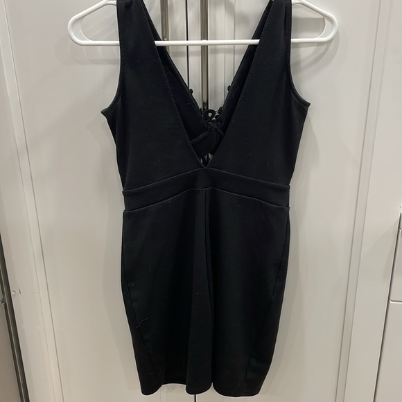 Black TOBI dress with open-detail in midsection. Super flattering! Low V-back. - Picture 4 of 5